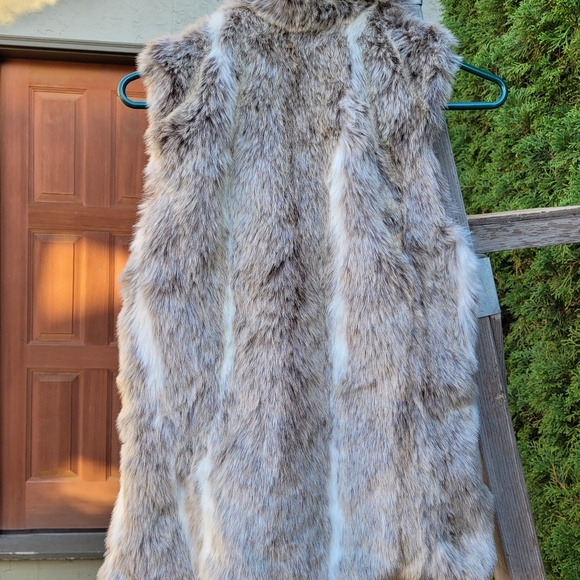 Only faux fur vest - Picture 3 of 9